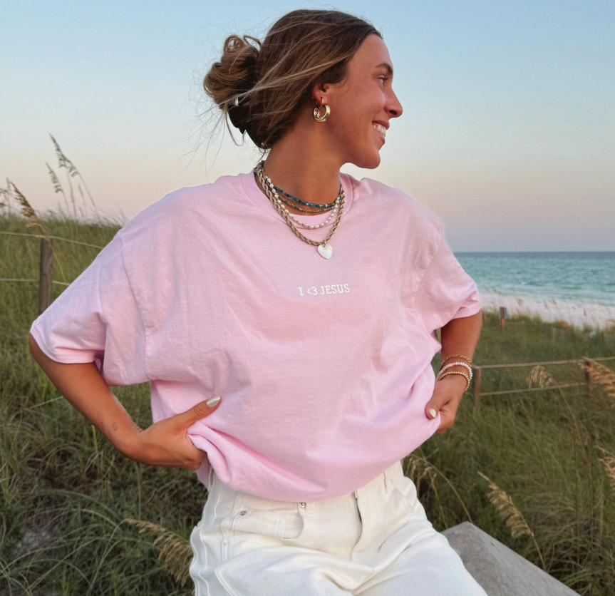 minimalistic Jesus tshirt "I <3 Jesus" in a short sleeve light pink tshirt 