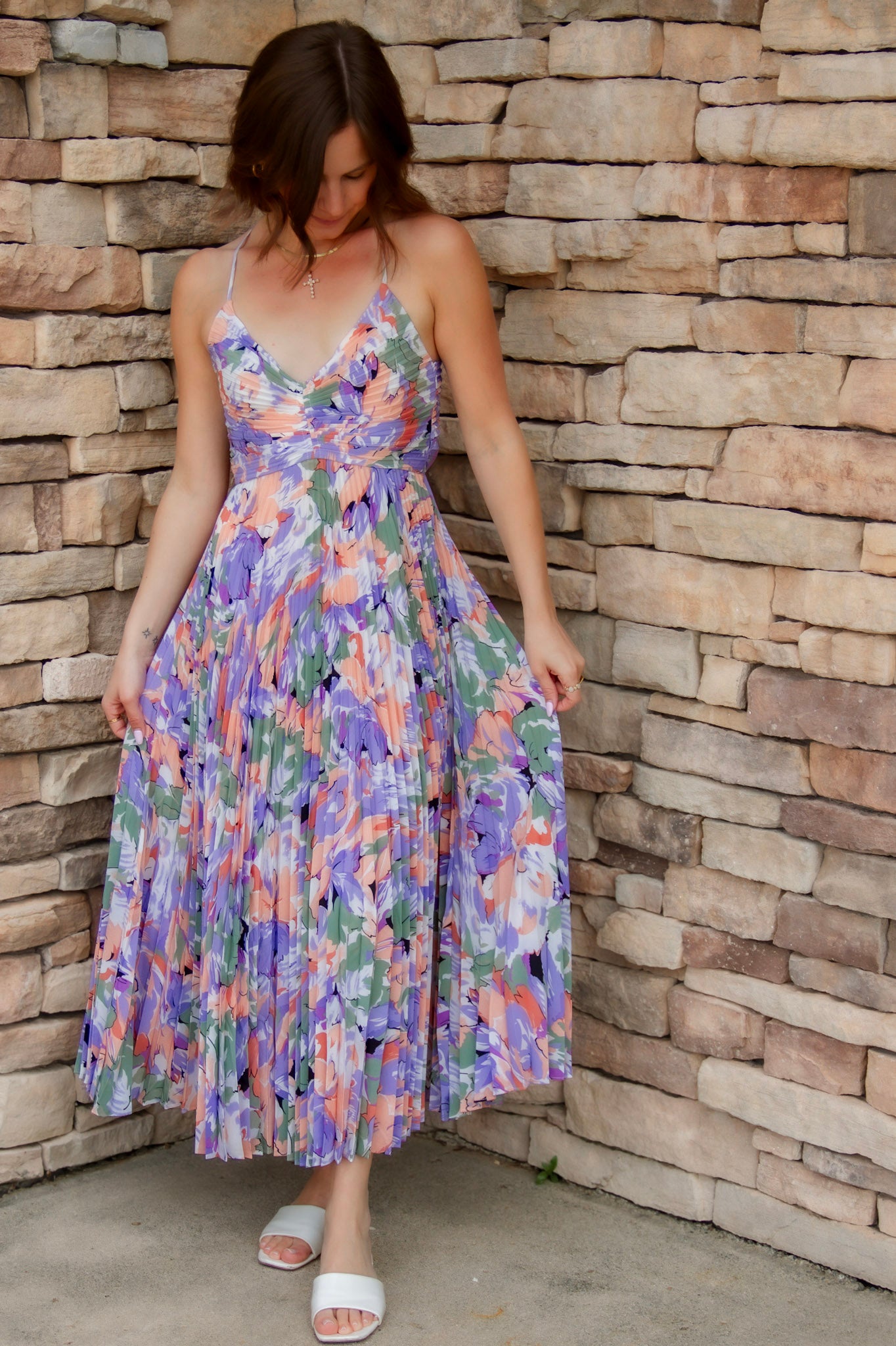 Floral midi dress with purple, green, coral and white colors. Pleated skirt and adjustable straps. 